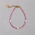 Dettaglio del bracciale con perle di cristallo rosa, perle d'acqua dolce e ciondolo a cuore - Stile Sfaccettato Rosa Trasparente