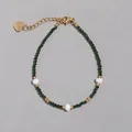 Dettaglio del bracciale con pietre naturali verdi e perle d'acqua dolce con cuore dorato - Stile Diopside Verde Scuro