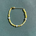 Bracelet fait main avec perles d'agate jaune et perles d'eau douce sur fond vert foncé - Pierre naturelle translucide jaune (Bracelet Z1) / 17+3cm