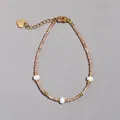 Dettaglio del bracciale con perle d'acqua dolce, pietre verdi e ciondolo a cuore oro - Stile Perline Tagliate Marrone Chiaro