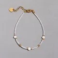 Dettaglio del bracciale con perle d'acqua dolce, pietre e ciondolo a cuore - Stile Cristallo Sfaccettato Trasparente