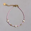 Dettaglio del bracciale con pietre naturali rosa e perle d'acqua dolce e ciondolo cuore - Stile Perline Piccole Rosa Chiaro