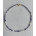 Collier fait main plaqué or 18 carats avec pierres bleues et perles blanches - Collier en pierres concassées violettes et perles d'eau douce
