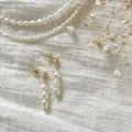 Eleganti orecchini in titanio placcato oro 18K con perle barocche su tessuto bianco - Taglia unica / Orecchini pendenti con tre perle barocche