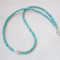 Détail du collier de perles turquoise avec perle baroque et fermoir en argent - Style B (Turquoise/Or)