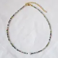Détail de perles en pierre naturelle et perle d'eau douce sur collier fait main - Style C (Agate Multicolore/Or)