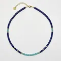 Detail van handgemaakte kralenketting met blauwe stenen en gouden hartsluiting - Ketting / 38+5cm / Cyaan Blauw Patchwork Afstandhouders