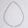 Détail du collier en perles d'améthyste avec perle d'eau douce et fermoir argenté - Style D (Améthyste Violette/Or)
