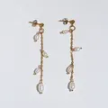 Orecchini pendenti in titanio placcato oro 18K con quattro perle d'acqua dolce - Taglia unica / Orecchini con quattro perle a chicco di riso