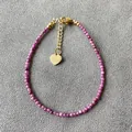 Handgemaakte dunne kralenarmband met facetgeslepen magenta stenen en gouden hartje - Paarse gefacetteerde natuursteen stijl / Eén maat / 17+3cm / Paars