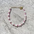 Détail du bracelet en perles d'eau douce avec perles roses et pendentif cœur - Style Perle d'Eau Douce Rose-Violet (L)