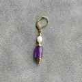 Boucle d'oreille vintage avec perle blanche et améthyste violette en fini doré - Boucles d'oreilles / Violet