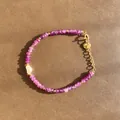 Bracelet de perles en pierre naturelle avec améthyste violette et perle baroque chic - Modèle de perles facettées violet magenta et perle baroque / Taille unique / 17+3cm / Violet Magenta Multicolore