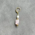 Boucle d'oreille vintage dorée avec perle goutte et pierre rose sur lin gris - Boucles d'oreilles / Rose