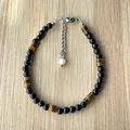Detail der Tigerauge-Halskette mit schwarzen Perlen und silbernem Karabinerverschluss - Armband (17+3cm)