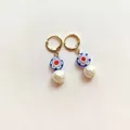 Orecchini di perline in vetro floreale con perle d'acqua dolce e cerchi dorati - Perline floreali in vetro a lume colorate stile B