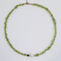 Vintage halsketting met groene onregelmatige steentjes, zoetwaterparel en goudkleur - Groene gebroken steen zoetwaterparel ketting / 38cm+5cm / Groen