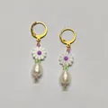 Orecchini a margherita dorati con perle barocche e accenti floreali eleganti - Stile con Perline Margherita Viola