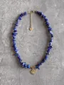 Détail du collier en lapis-lazuli avec pendentif soleil et étiquette en métal en cœur - Style Pendentif Soleil / 38+5cm / Bleu Lapis