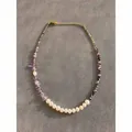 Collier en perles naturelles avec pierres d'améthyste violettes sur tissu texturé - Ras du cou perlé en améthyste concassée et perles foncées