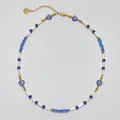 Collier bohème en perles avec cœur en verre bleu et détails dorés présentés en cercle complet - Perles Tubes Cœur Bleu / 38+5cm