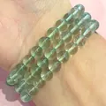 Detailopname van een lichtgroene driedubbele kralenarmband van natuursteen om de pols - Lichtgroen(Armband 3)