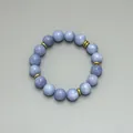 Makroaufnahme einer 18k vergoldeten Halskette mit hellblauen Natursteinperlen und Akzenten - Armband / Hellblau