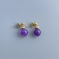 Detailansicht der 18k vergoldeten Ohrstecker mit violetten Naturstein-Perlenverzierung - Ohrringe / Lila