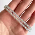 Detail van elastische armbanden met doorschijnende lichtblauwe edelstenen kralen om pols - Lichtblauw(Armband 18)