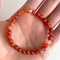Detailopname van natuurlijke rode agaat kralenarmband met gladde edelsteenstructuur - Oranje Rood(Armband 27)
