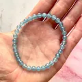 Gedetailleerde opname van een lichtblauwe natuursteen kralenarmband voor dames - Lichtblauw Erts(Armband 28)