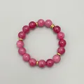 Detailaufnahme der rosa Natursteinperlen und vergoldeten Trenner an der Halskette - Armband / Rosa