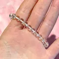 Macro-opname van een elastische armband met heldere kristallen kralen om de pols - Transparant Kristal(Armband 33)