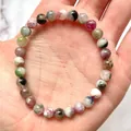 Detailopname van kleurrijke natuursteen kralen armband met gepolijste afwerking - Meerkleurig Erts(Armband 34)
