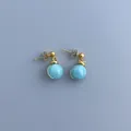 Detailansicht der 18k Gold-Ohrringe mit himmelblauen Natursteinen und Drahtwickel-Detail - Ohrringe / Türkisgrün