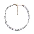 Détail macro d'un collier en perles de pierre grise naturelle avec fermoir mousqueton doré - 38+5cm / Blanc Grisâtre