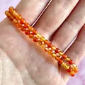 Detailopname van de dubbellaagse elastische armband met doorschijnende oranje agaat kralen - Oranje en Rood(Armband 36)