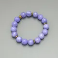 Detailaufnahme von lavendelfarbenen Natursteinperlen mit 18k vergoldeten Zwischenstücken - Armband / Lavendel