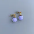 Detail von lavendelfarbenen Steinohrringen mit 18 Karat vergoldeter Drahtwicklung - Ohrringe / Lavendel