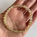 Macro-opname van gouden rutielkwarts kralenarmband met duidelijke naaldachtige insluitsels - Lichtgeel Rutil(Armband 44)