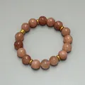 Detailaufnahme der Natursteinperlenkette mit 18k vergoldeten Zwischenelementen - Armband / Fleischrosa