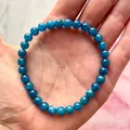Detailopname van de 6-8mm blauwe apatiet edelsteen kralenarmband om de vrouwelijke pols - Blauwe Apatiet(Armband 48)