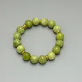 Makro-Detail der 18k vergoldeten Abstandsringe und grünen Natursteinperlen der Kette - Armband / Hellgrün