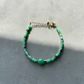 Bracelet vintage style palais avec pierres naturelles vertes et perles dorées - Style de perles facettées vertes avec grosse pierre ovale au centre / Taille unique / 17+3cm / Vert