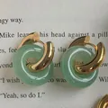 Orecchini a cerchio in acciaio placcato oro 18k con pendenti in pietra verde traslucida - Stile C Moda Pietra Naturale