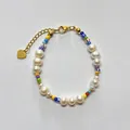 Vue détaillée du bracelet en perles d'eau douce avec perles colorées et cœur doré - Style Perle Arc-en-ciel Pendentif Cœur (K1)