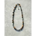 Collar de cuentas de ojo de tigre con detalles metálicos sobre fondo de piedra - Estilo Corto