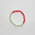 Makrodetail bunter Würfelperlen in Rosa und Grün auf einem handgemachten Sommerarmband - Rosa/Blassgrün
