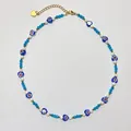 Détail de la perle cœur en verre bleu et collier de pierres naturelles avec fermoir - Cœur bleu / 38+5cm