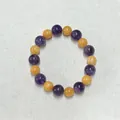 Dettaglio della collana con perle di pietra naturale viola e arancione su tessuto - Bracciale / 17+3cm / Patchwork Giallo e Viola